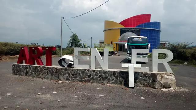 Proyek pembanbunan gedung Art Center nampak terkatung-katung akibat tidak adanya kejelasan kelanjutan pembangunan yang dilakukan pengembang