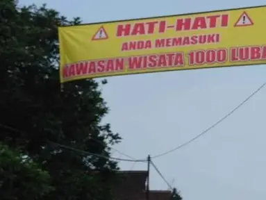Jalan berlubang jadi kawasan wisata 1.000 lubang nih. (Source: Instagram/@wkwkland_real)