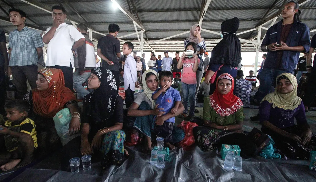 Pengungsi wanita Rohingya beristirahat di tempat penampungan sementara di Bireuen, Aceh, Jumat (20/4). Sejumlah nelayan menyelamatkan 76 muslim Rohingya dari sebuah kapal yang terdampar di perairan Aceh. (AP Photo / Zik Maulana)