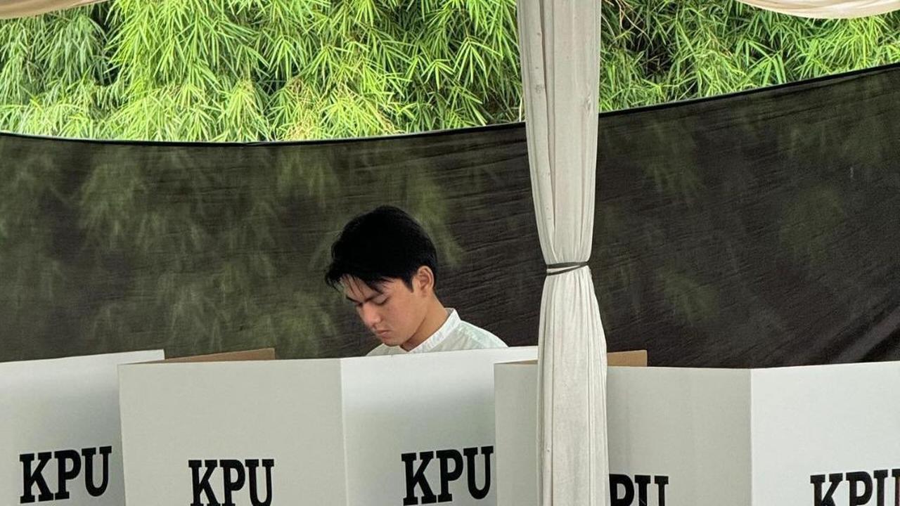 Potret Ganteng Rey Bong saat Nyoblos di Bilik Suara Mengenakan Kemeja Warna Putih, jadi Sorotan