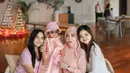 Seiring waktu, hubungan Bella dengan dua putri sambungnya mulai membaik. Putri Audea dan Putri Sentika yang kini beranjak dewasa sudah menerima Bella dengan terbuka. Momen ini terlihat ketika mereka liburan bersama di Alila Resort, Seminyak, Bali. (Liputan6.com/IG/@bellashofie_rigan)