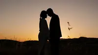 Mengapa Cinta yang Tepat Bisa Datang di Waktu yang Salah?