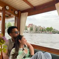 Jessica Mila unggah beberapa foto mesra bersama sang suami, ucapkan selamat ulang tahun yang manis di bagian caption. Di sebuah foto terlihat Jessica Mila bersandar kepada Yakup Hasibuan di dalam sebuah kapal dalam balutan busana kasual bernuansa pastel dan celana jeans. [Foto: Instagram/jscmila]