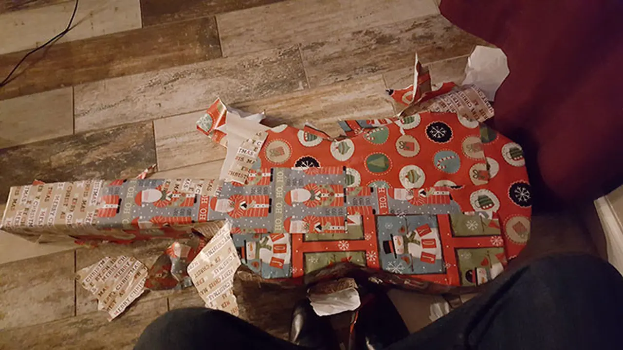 [Bintang] Dikira Gitar, Pas Dibuka Ternyata Kado Natal Ini Isinya ...