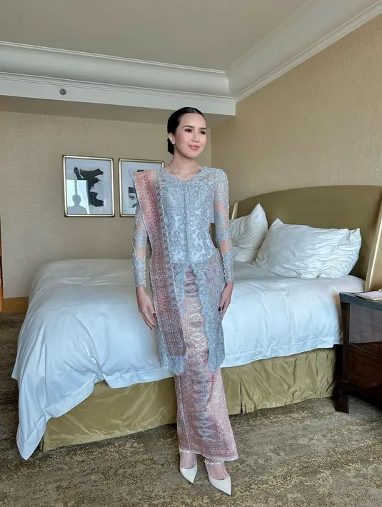 Sementara itu, Beby Tsabina pilih kenakan kebaya modern brukat dengan kain tenun pink silver [@bebytsabina]