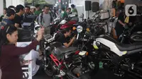 Pengunjung melihat motor-motor modifikasi saat pemeran IIMS Motobike Expo 2019 di Istora Senayan, Jakarta, Jumat (29/11/2019). IIMS Motobike Expo 2019 digelar pada 29 November-1 Desember 2019. (Liputan6.com/Faizal Fanani)