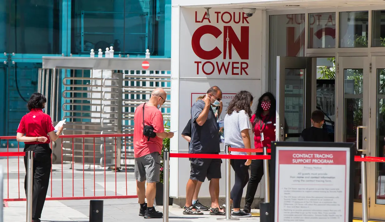Pengunjung yang mengenakan masker bersiap untuk memasuki CN Tower di Toronto, Kanada, pada 15 Juli 2020. Setelah ditutup akibat pandemi COVID-19, CN Tower dibuka kembali mulai Rabu (15/7), dengan pengunjung diwajibkan mengenakan masker atau penutup wajah di dalam menara tersebut. (Xinhua/Zou Zheng)