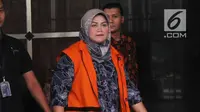 Bupati nonaktif Bekasi Neneng Hasanah Yasin meninggalkan Gedung KPK setelah menjalani pemeriksaan di Jakarta, Rabu (7/11). Neneng diminta mencocokkan suaranya oleh penyidik terkait kasus dugaan suap perizinan proyek Meikarta. (Merdeka.com/Dwi Narwoko)