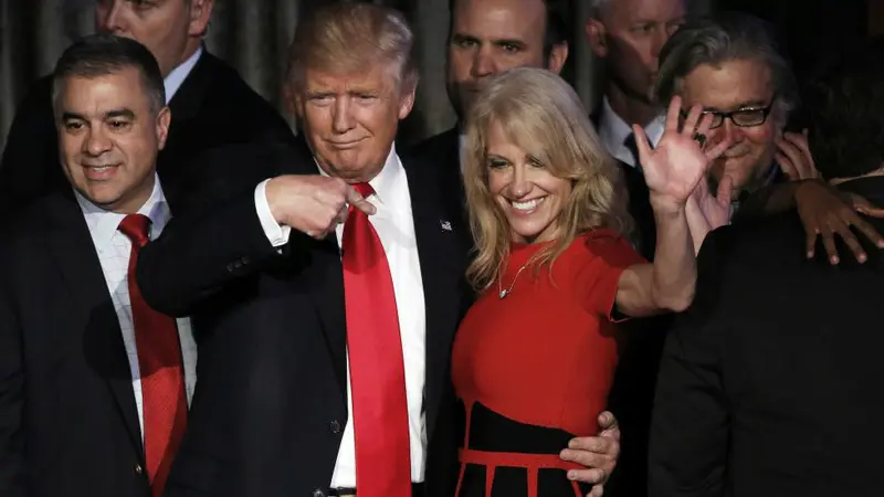 Donald Trump bersama dengan Kellyanne Conway yang ditunjuk sebagai penasihat presiden