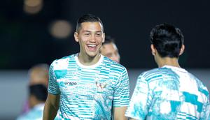 Pemain Timnas Indonesia, Jay Idzes, menjalani latihan jelang melawan Timnas Vietnam di Stadion Madya, Senayan, Jakarta, Rabu (20/3/2024). (Bola.com/Bagaskara Lazuardi)