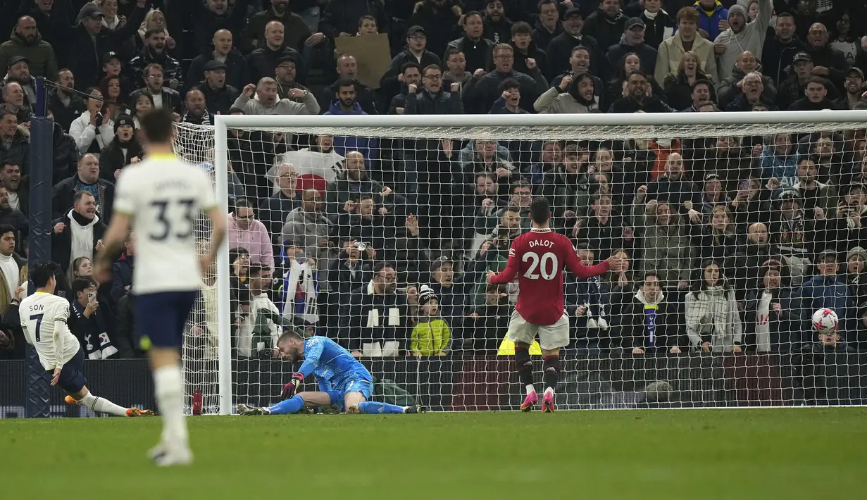 Pemain Tottenham Hotspur, Son Heung-min (kiri) mencetak gol penyeimbang 2-2 pada laga pekan ke-33 Liga Inggris 2022/2023 di Tottenham Hotspur Stadium, London, Jumat (28/04/2023) WIB. (AP Photo/Alastair Grant)