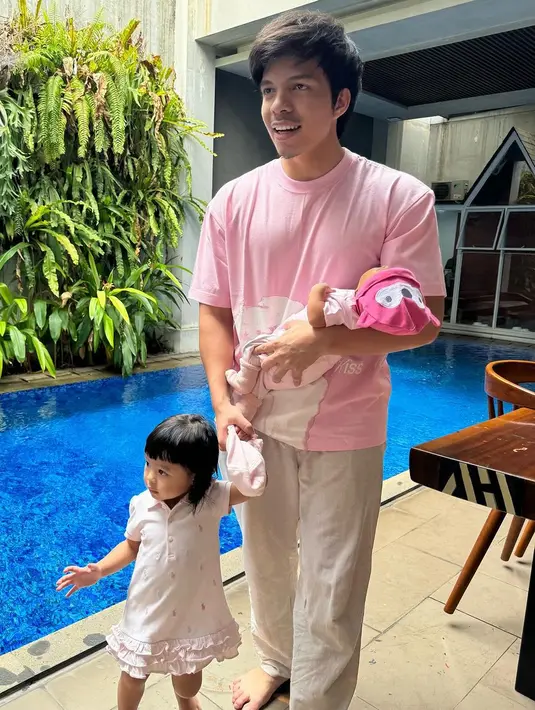 "Mandiin 2 Anak sekaligus = Banjir dan lupa pake popok. Indahnya keriwuhan pagi ini...," tulis Atta Halilintar dalam unggahan 23 November. [Instagram/azuraatta]