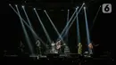 Band Barasuara tampil menghibur penonton pada Tamagochill festival yang bertajuk it’s time to go chill di Tennis Indoor Senayan, Jakarta, Jumat (22/11/2019). Dalam penampilannya mereka membawakan sejumlah lagu tenarnya seperti Sendu Melagu, Mengunci Ingatan, dan Bahas Bahasa. (Liputan6.com/Faizal F