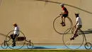 Sejumlah peserta mengendarai sepeda klasik saat kegiatan Sydney Classic Bicycle Show 2017 di Canterbury Velodrome di Sydney (6/5). Kegiatan ini sudah dijalankan oleh klub sepeda Dulwich Hill sejak 1908. (AFP Photo/Peter Parks)
