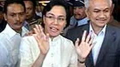 Mantan Menkeu Sri Mulyani bertolak ke AS dengan meninggalkan sejumlah kontroversi. Mulai dari kasus Bank Century sampai membengkaknya utang Indonesia. 