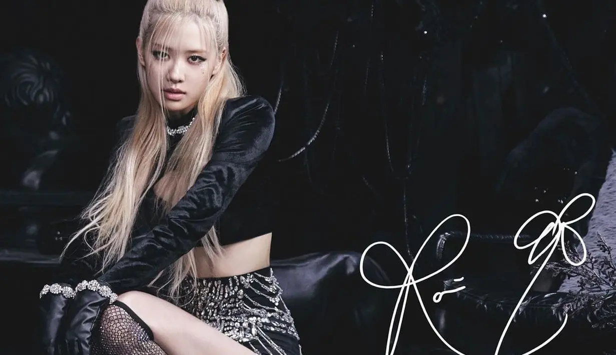 Lalu, ada Rose yang tampil menawan memakai swarovski-encrusted shorts.