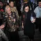 Menteri Keuangan Sri Mulyani usai mendatangi KPK, Jakarta, Kamis (22/9). Kedatangan Sri Mulyani selain melaporkan LHKPN, juga melakukan pertemuan dengan pimpinanan KPK Agus Rahardjo dkk. (Liputan6.com/Helmi Afandi)