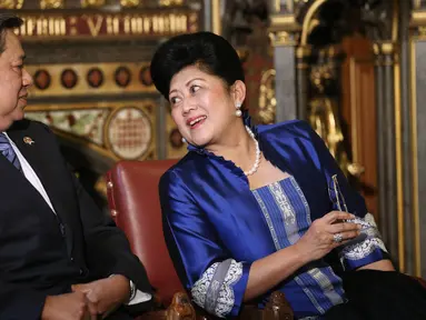 Presiden ke-6 RI Susilo Bambang Yudhoyono (SBY) duduk bersama istri, Ani Yudhoyono usai menyampaikan pidato  dalam kunjungan kenegaraan di Istana Westminster, London, Inggris, 1 November 2012. (AFP PHOTO/POOL/Oli Scarff)