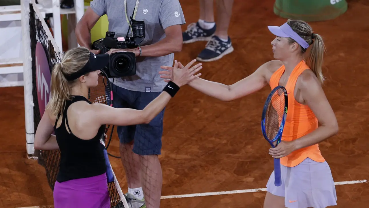 Maria Sharapova (kanan) mengucapkan selamat kepada Eugenie Bouchard selepas laga babak kedua Madrid Open, Selasa (9/5/2017) dinihari WIB. Sharapova tumbang 5-7, 6-2, 4-6. 