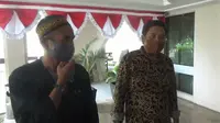 Ayah alm Qidam, Irwan Mowance bersama anggota TPM Sulteng, Andi Akbar saat mengadu ke DPRD Sulteng mengenai kasus kematian Qidam yang diduga oleh Satgas Tinombala, Jumat (26/6/2020). (Foto: Liputan6.com/ Heri Susanto).