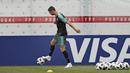 Striker Portugal, Cristiano Ronaldo, mengontrol bola saat latihan jelang laga putaran kedua Piala Dunia di Kratovo, Rusia, Selasa (19/6/2018). Portugal akan berhadapan dengan Maroko. (AP/Francisco Seco)