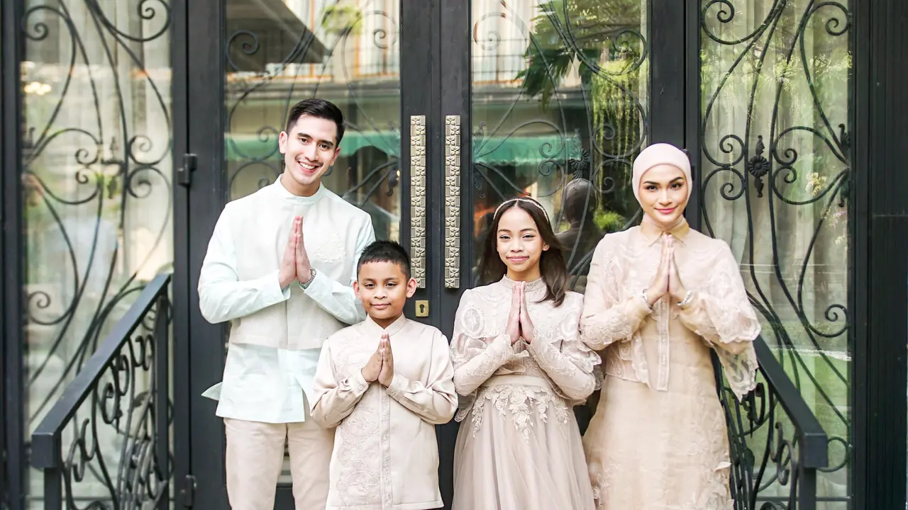 Verrell Bramasta bersama Putri Zulkifli Hasan dan kedua anaknya nampak kompak dengan mengenakan pakaian yang senada. (Instagram)