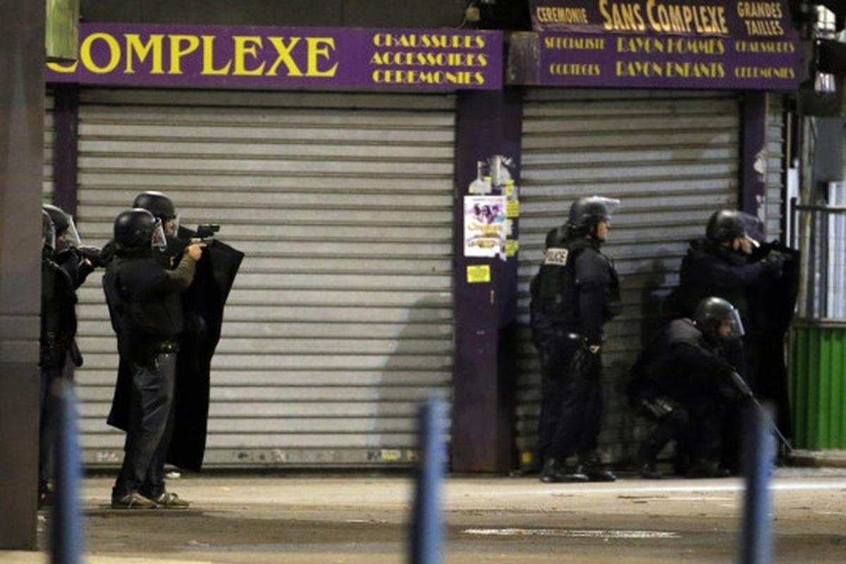 Suasana mencekam polisi kepung persembunyian pelaku Teror Paris