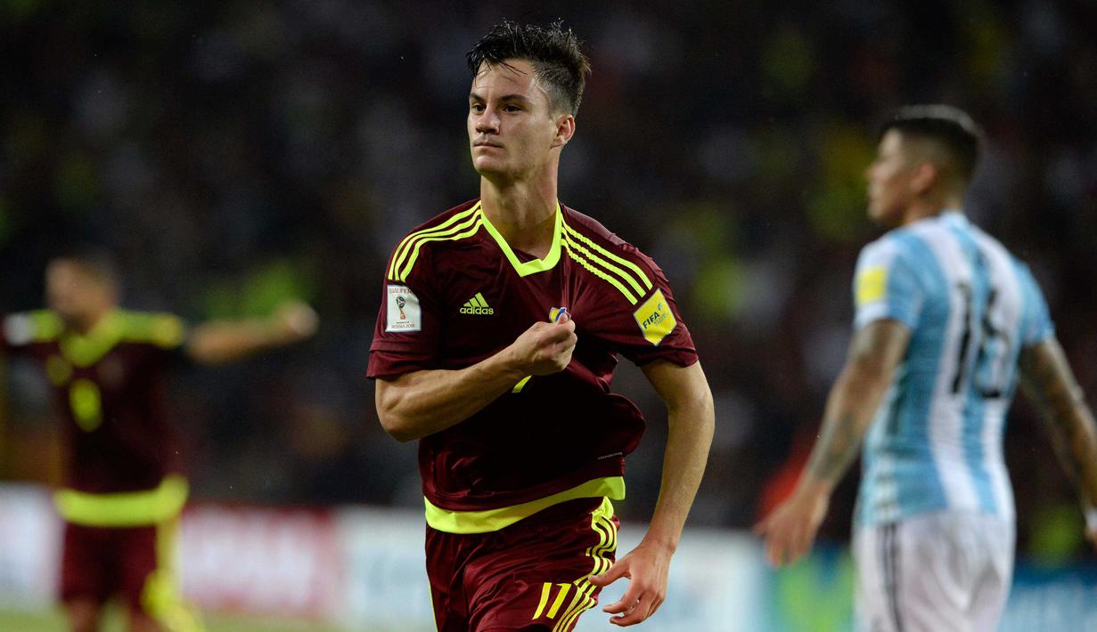 Juan Anor merayakan gol indahnya ke gawang Argentina pada kualifikasi Piala Dunia 2018 zona Conmebol di Merida, Venezuela, (7/9/2016) WIB. (AFP/Federico Parra)