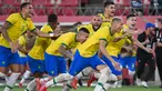 Timnas U-23 Brasil pastikan tiket final setelah kalahkan Meksiko di babak adu pinalti. Pertandingan semifinal tersebut merupakan duel para juara Olimpiade, dimana Brasil adalah juara bertahan Olimpiade Rio 2016 dan Meksiko merupakan juara Olimpiade London 2012. (Foto: AFP/Martin Bernetti)