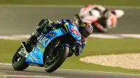 Pebalap Suzuki Ecstar, Maverick Vinales, gagal bersaing di barisan depan saat tampil pada seri perdana MotoGP 2016 di Sirkuit Losail, Qatar, 20 Maret 2016. (AFP/Karim Jaafar)