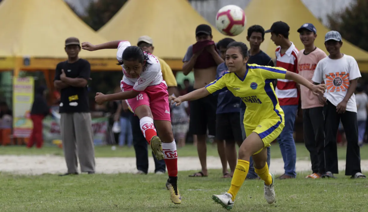 Pemain tim Persijap melepaskan tendangan ke gawang BMIFA saat bermain di lapangan VIJ, Petojo, Jakarta, Sabtu (16/2). Acara ini rangkaian dari Festival 125 Tahun MH Thamrin. (Bola.com/Yoppy Renato)