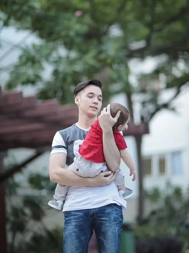 6 Beda Gaya Stefan William dan Aditya Suryo saat Momong Anak, Ayah Idaman
