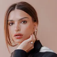 Cara makeup natural sehari-hari, cuma lima menit langsung cantik. (Foto: Emrata/ Instagram)