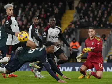 Arsenal baru saja menelan kekalahan ke-4 di Liga Inggris musim 2023/2024 setelah takluk 1-2 dari sesama tim asal London, Fulham di Craven Cottage, London, Minggu (31/12/2023). Kekalahan di pengujung tahun 2023 tersebut nyatanya ada andil dari 3 mantan pemain Arsenal yang kini membela Fulham. Berikut ketiga eks Arsenal tersebut. (AP Photo/Alastair Grant)