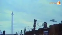 [VIDEO] 2 Pemuda Berlibur, Rekam Foto UFO Melintas di Monas?