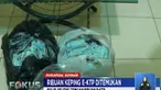 KTP elektronik yang terbungkus dalam dua kantong plastik ini diamankan polisi setelah adanya laporan dari masyarakat tentang penemuan KTP tersebut.
