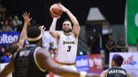 Pemain Bima Perkasa Jogja, David Atkinson (tengah), tampil fantastis ketika timnya mengalahkan Pelita Jaya di GOR Sritex Arena, Sabtu (12/1/2019). (Media IBL)