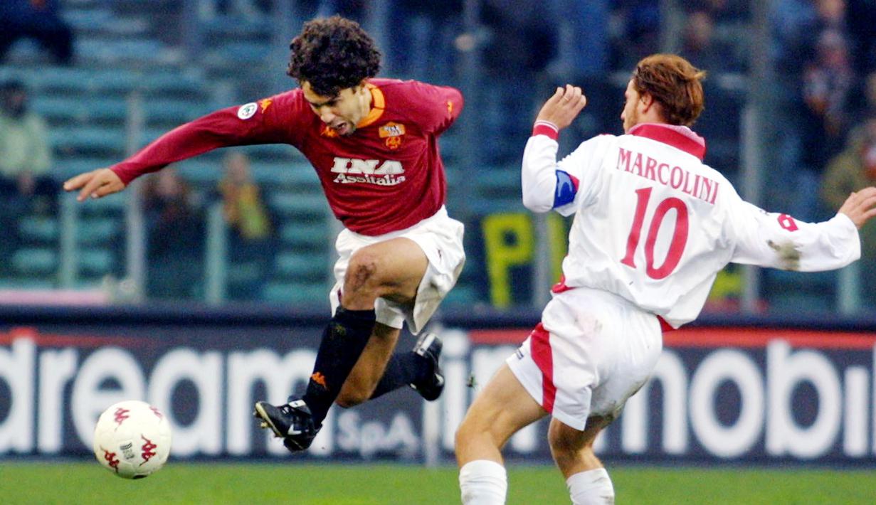 Semasa menjadi pemain, Damiano Tommasi mengoleksi 25 caps untuk Gli Azzurri dan memenangi Scudetto bersama AS Roma pada 2001. (AFP/Gabriel Bouys)