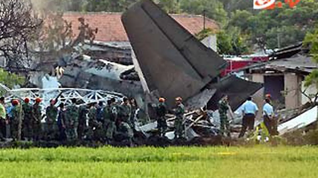 120623bpesawat-jatuh.jpg