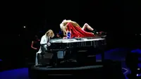 Yoshiki drummer X Japan saat memamerkan koleksi kimononya, Yoshikimono di Tokyo. (Anime News Network)