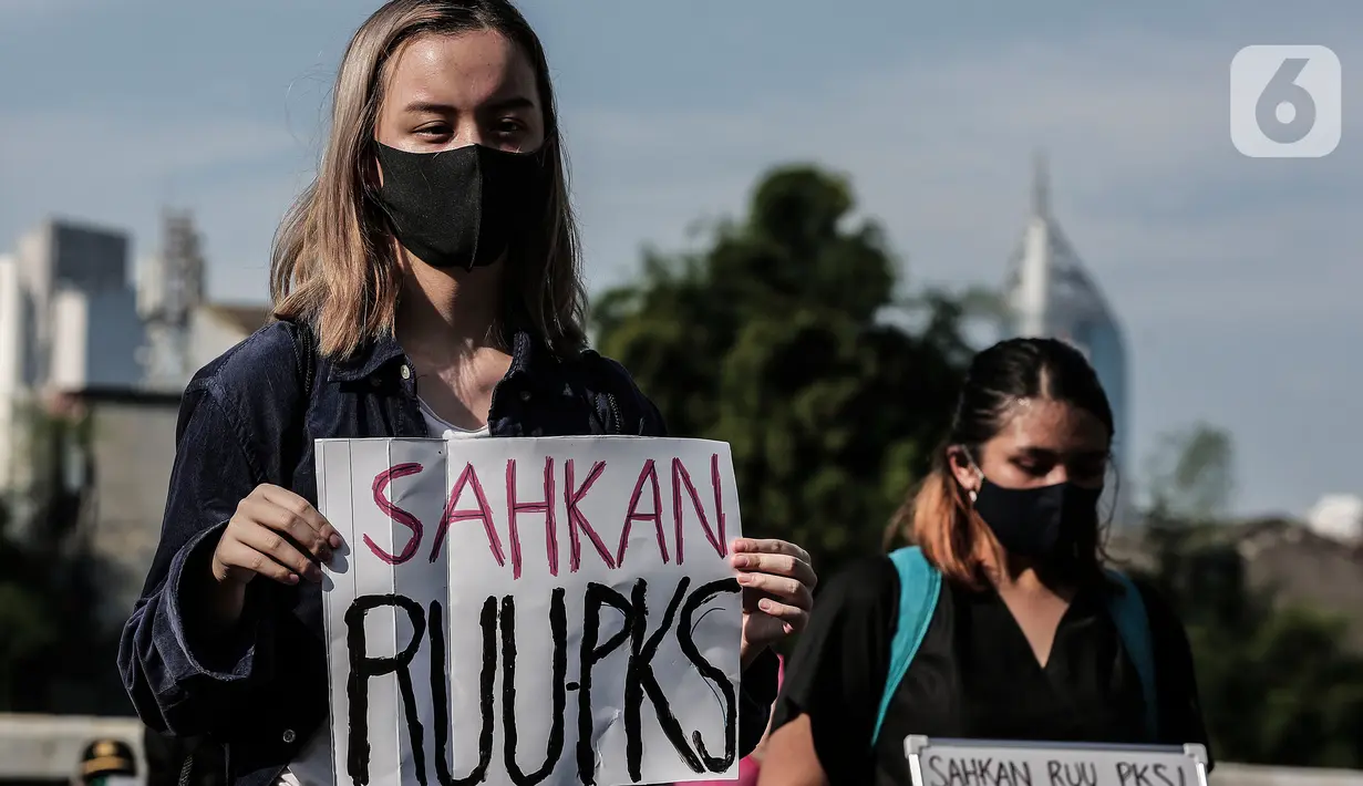 Masa yang tergabung dalam "Gerak Perempuan" melakukan aksi di depan Gedung MPR/DPR/DPD, Jakarta, Selasa (7/7/2020). Dalam aksinya mereka juga menuntut untuk mengawal Proses Legislasi hingga RUU tersebut disahkan menjadi undang - undang. (Liputan6.com/Johan Tallo)