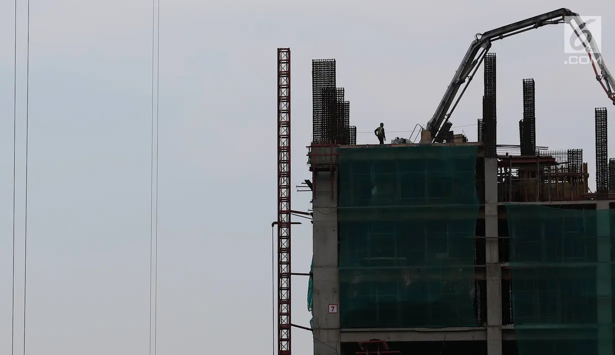 Pekerja menyelesaikan pembangunan gedung bertingkat di Jakarta, Senin (25/2). Sementara negara tetangga seperti Malaysia proyeksi pertumbuhan ekonominya berada dalam kisaran yang sama, namun posisinya di bawah Indonesia. (Liputan6.com/Immanuel Antonius)
