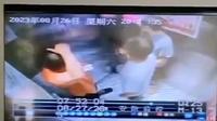 Li, salah seorang penumpang yang ada di dalam lift mengatakan bahwa secara mendadak, lift itu berhenti saat sedang turun. (sumber: Newsflare)