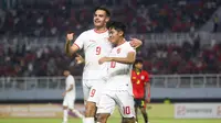 Ekspresi kegembiraan Striker Timnas Indonesia U-19, Jens Raven (kiri) usai mencetak gol ke gawang Timnas Timor Leste U-19 dalam laga Grup A Piala AFF U-19 2024 di Stadion Gelora Bung Tomo, Selasa (23/7/2024) malam WIB. (Bola.com/Aditya Wani)