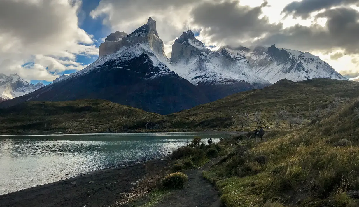 Pemandangan Taman Nasional Torres del Paine di wilayah Magallanes, Chile pada 16 April 2019. UNESCO memasukkan Torres del Paine sebagai Cagar Biosfer Dunia  pada 1978. (Ana FERNANDEZ / AFP)