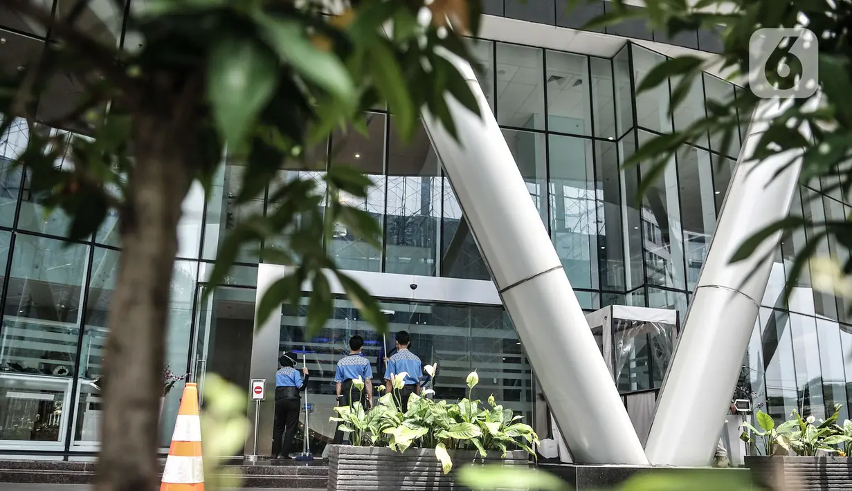 Aktivitas pekerja terlihat di lobi Gedung Mina Bahari KKP, Jakarta, Rabu (25/11/2020). Menteri Edhy Prabowo beserta istri dan pegawai KKP ditangkap oleh penyidik KPK saat kembali dari Honolulu, Hawai, AS terkait kasus dugaan korupsi perizinan ekspor benih lobster. (merdeka.com/Iqbal S. Nugroho)