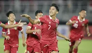 Pemain Timnas Indonesia U-20, Marcelino Ferdinan, melakukan selebrasi usai mencetak gol ke gawang Vietnam U-20 pada laga Grup F Kualifikasi Piala Asia U-20 2023 di Stadion Gelora Bung Tomo, Surabaya, Minggu (18/9/2022). (Bola.com/Ikhwan Yanuar)