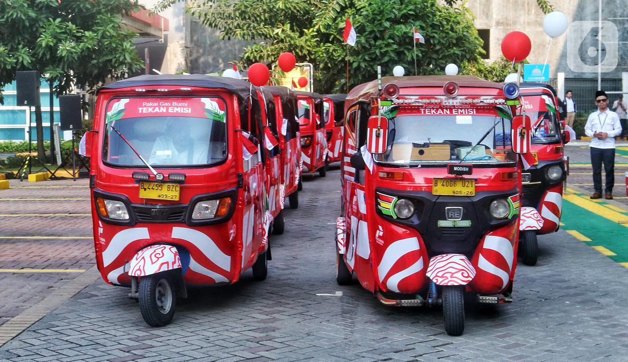 Puluhan bajaj dengan motif kemerdekan mengikuti program Konvoi Kemerdekan serta mengampanyekan menurunkan emisi dengan diskon tarif di Jakarta, Kamis (17/8/2023). (Liputan6.com/Angga Yuniar)