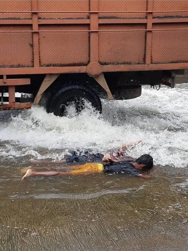6 Kelakuan Absurd Bocah Mainan Bareng Teman Ini Bikin Tepuk Jidat
