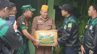Ketua GPK Jawa Timur Gus Edo memberi tali asih dengan menyambangi para veteran di kediamannya. (Istimewa).